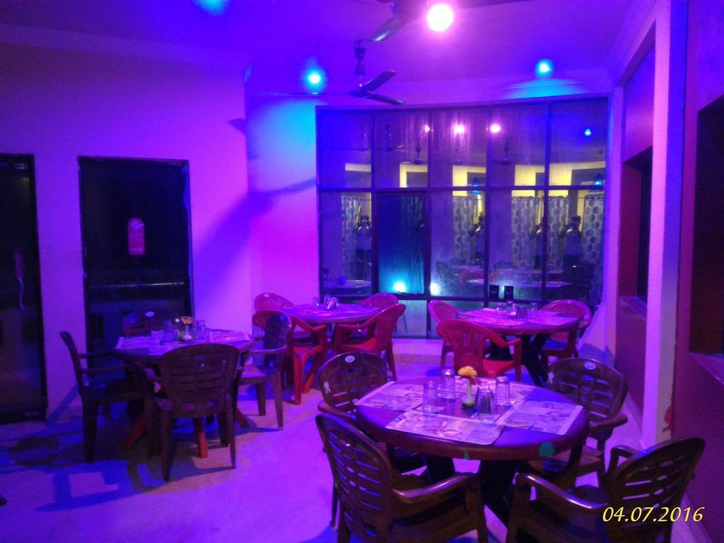 Golden Dust Hotel Puri Exterior photo